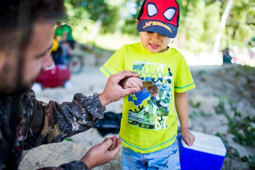 MIKAELA MACKENZIE / WINNIPEG FREE PRESS
Andrew Sullivan gives a small fish to Maddox Dunmall, four, to hold at the annual Fall Fishing Derby at The Forks in Winnipeg on Saturday, Sept. 1, 2018.
Winnipeg Free Press 2018.