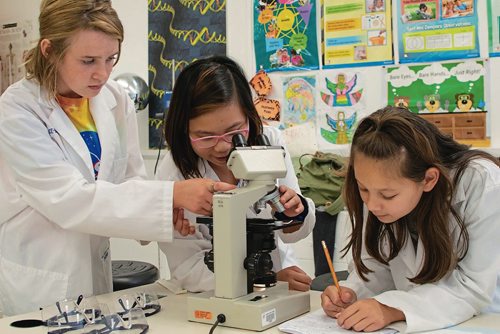 Canstar Community News Aug. 28, 2018 - Wolseley School students Madeline Stewart (from left),  Betty Ngo and Kiara Dayson analyze the results of their experiment. (EVA WASNEY/CANSTAR COMMUNITY NEWS/METRO)