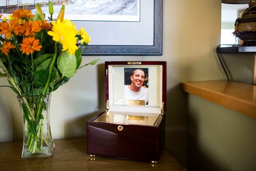 MIKAELA MACKENZIE / WINNIPEG FREE PRESS
Bruce's urn in the Oake family home in Winnipeg on Tuesday, Sept. 4, 2018. The family is dedicated to opening the Bruce Oake Recovery Centre, a project sparked by the tragic death of their son Bruce seven years ago.
Winnipeg Free Press 2018.