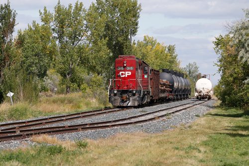 JOHN WOODS / WINNIPEG FREE PRESS
An idling train sits on the tracks at the end of Beecher Avenue and just north of Templeton Tuesday, May 15, 2018. Residents on Southall Drive, whose homes back onto the tracks, say that they have to listen to the idling trains for hours, sometimes up to 72 hours.