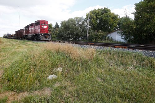 JOHN WOODS / WINNIPEG FREE PRESS
An idling train sits on the tracks at the end of Beecher Avenue and just north of Templeton Tuesday, May 15, 2018. Residents on Southall Drive, whose homes back onto the tracks, say that they have to listen to the idling trains for hours, sometimes up to 72 hours.