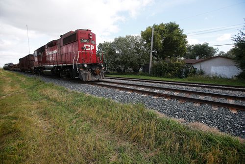 JOHN WOODS / WINNIPEG FREE PRESS
An idling train sits on the tracks at the end of Beecher Avenue and just north of Templeton Tuesday, May 15, 2018. Residents on Southall Drive, whose homes back onto the tracks, say that they have to listen to the idling trains for hours, sometimes up to 72 hours.