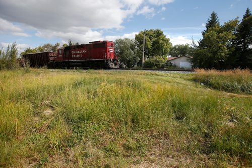 JOHN WOODS / WINNIPEG FREE PRESS
An idling train sits on the tracks at the end of Beecher Avenue and just north of Templeton Tuesday, September 4, 2018. Residents on Southall Drive, whose homes back onto the tracks, say that they have to listen to the idling trains for hours, sometimes up to 72 hours.