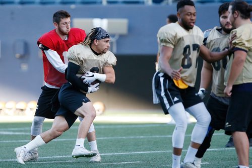 JOHN WOODS / WINNIPEG FREE PRESS
QB Des Catellier (12) hands off to runningback Jamel Lyles (2)
at University of Manitoba Bison football practice Tuesday, September 4, 2018.