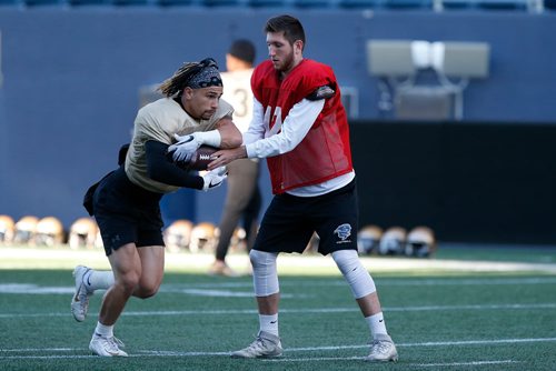 JOHN WOODS / WINNIPEG FREE PRESS
QB Des Catellier (12) hands off to runningback Jamel Lyles (2)
at University of Manitoba Bison football practice Tuesday, September 4, 2018.