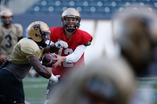 JOHN WOODS / WINNIPEG FREE PRESS
QB Des Catellier (12) hands off during University of Manitoba Bison football practice Tuesday, September 4, 2018.