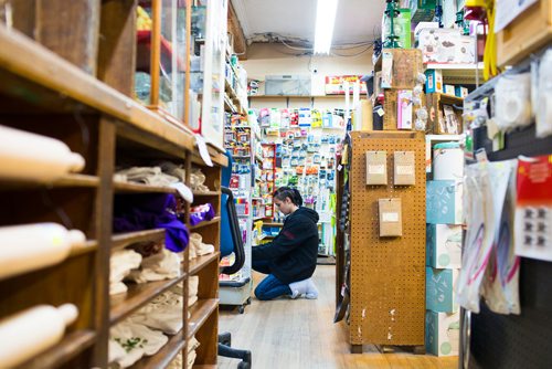 MIKAELA MACKENZIE / WINNIPEG FREE PRESS
Kat Lamoureux stocks shelves at Pollock's Co-op on Main Street in Winnipeg on Thursday, Sept. 6, 2018. 
Winnipeg Free Press 2018.