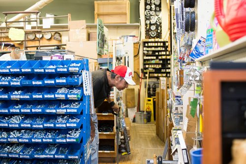 MIKAELA MACKENZIE / WINNIPEG FREE PRESS
James Chief shops at Pollock's Co-op on Main Street in Winnipeg on Thursday, Sept. 6, 2018. 
Winnipeg Free Press 2018.