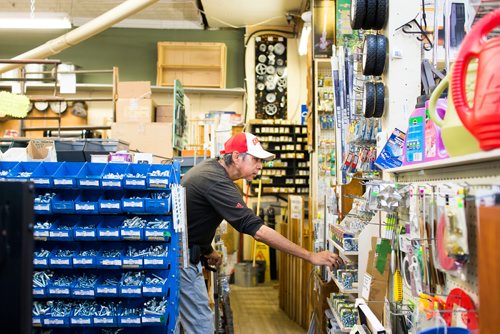 MIKAELA MACKENZIE / WINNIPEG FREE PRESS
James Chief shops at Pollock's Co-op on Main Street in Winnipeg on Thursday, Sept. 6, 2018. 
Winnipeg Free Press 2018.