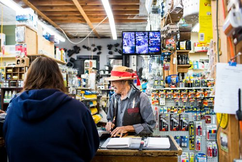 MIKAELA MACKENZIE / WINNIPEG FREE PRESS
Melvin Marr shops at Pollock's Co-op on Main Street in Winnipeg on Thursday, Sept. 6, 2018. 
Winnipeg Free Press 2018.