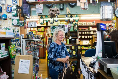 MIKAELA MACKENZIE / WINNIPEG FREE PRESS
Mary Figsby shops at Pollock's Co-op on Main Street in Winnipeg on Thursday, Sept. 6, 2018. 
Winnipeg Free Press 2018.