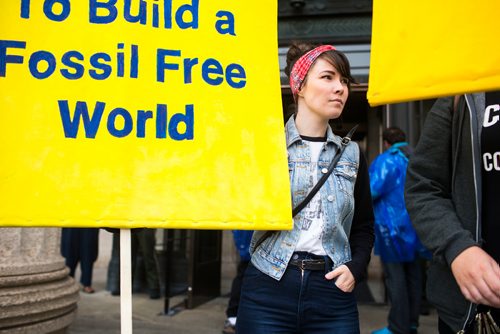 MIKAELA MACKENZIE / WINNIPEG FREE PRESS
Emily Leedham holds a sign at a rally calling for a clean energy future in front of the Manitoba Legislative Building  in Winnipeg on Saturday, Sept. 8, 2018. 
Winnipeg Free Press 2018.