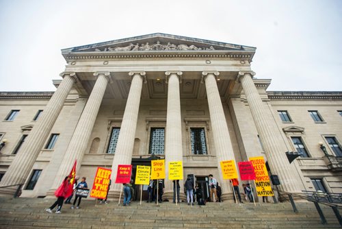 MIKAELA MACKENZIE / WINNIPEG FREE PRESS
People gather in front of the Manitoba Legislative Building to join a global day of action calling for a clean energy future in Winnipeg on Saturday, Sept. 8, 2018. 
Winnipeg Free Press 2018.