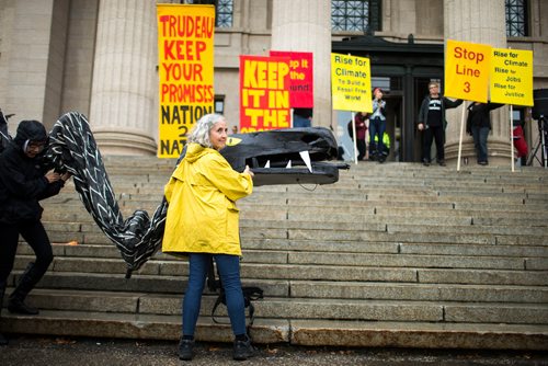 MIKAELA MACKENZIE / WINNIPEG FREE PRESS
Shawn Kettner gets the snake, representing oil leaking from pipelines, ready at a rally calling for a clean energy future in front of the Manitoba Legislative Building  in Winnipeg on Saturday, Sept. 8, 2018. 
Winnipeg Free Press 2018.