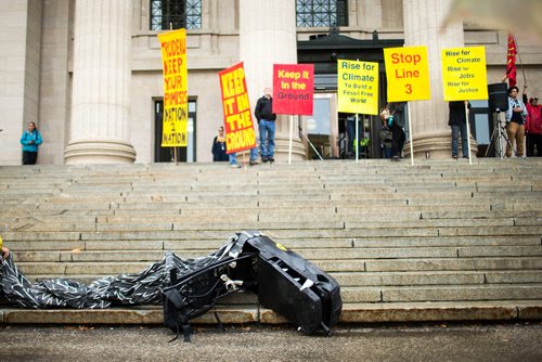 MIKAELA MACKENZIE / WINNIPEG FREE PRESS
A snake, representing oil leaking from pipelines, lays ready to march at a rally calling for a clean energy future in front of the Manitoba Legislative Building  in Winnipeg on Saturday, Sept. 8, 2018. 
Winnipeg Free Press 2018.