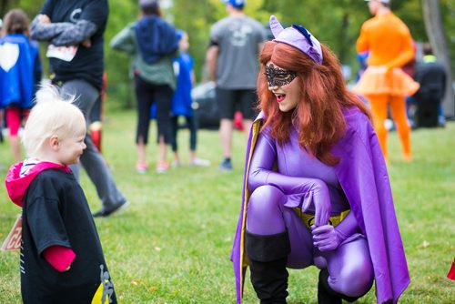 MIKAELA MACKENZIE / WINNIPEG FREE PRESS
Emily Grant says hello to Sadie Klassen, one, at the fourth annual Superhero Run to Fight Childhood Brain Cancer at Kildonan Park in Winnipeg on Saturday, Sept. 8, 2018. 
Winnipeg Free Press 2018.