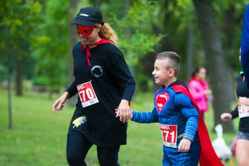 MIKAELA MACKENZIE / WINNIPEG FREE PRESS
Karen and Bentley Abas run in the fourth annual Superhero Run to Fight Childhood Brain Cancer at Kildonan Park in Winnipeg on Saturday, Sept. 8, 2018. 
Winnipeg Free Press 2018.