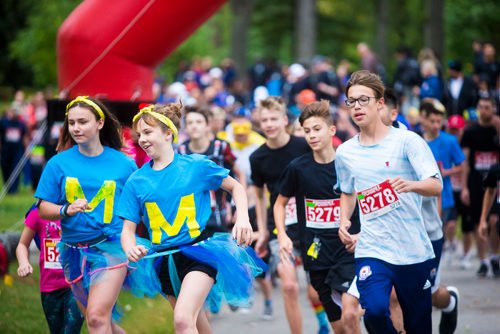 MIKAELA MACKENZIE / WINNIPEG FREE PRESS
Lexie Dubois (left) and Keira Plaskett run in the fourth annual Superhero Run to Fight Childhood Brain Cancer at Kildonan Park in Winnipeg on Saturday, Sept. 8, 2018. 
Winnipeg Free Press 2018.