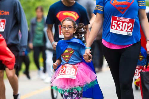 MIKAELA MACKENZIE / WINNIPEG FREE PRESS
Clara Singh, six, runs with her mom Julia in the fourth annual Superhero Run to Fight Childhood Brain Cancer at Kildonan Park in Winnipeg on Saturday, Sept. 8, 2018. 
Winnipeg Free Press 2018.