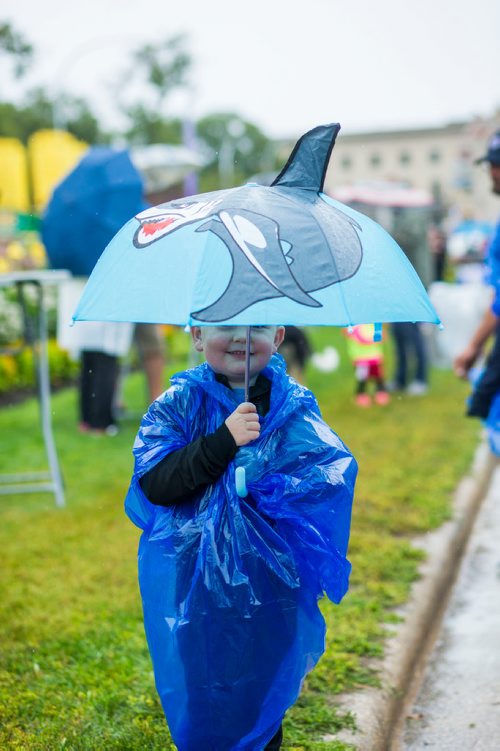 MIKAELA MACKENZIE / WINNIPEG FREE PRESS
Ethan Plummer, five, walks through Manyfest in the rain in Winnipeg on Saturday, Sept. 8, 2018. 
Winnipeg Free Press 2018.