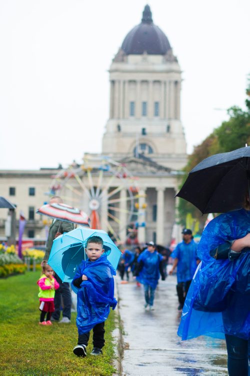 MIKAELA MACKENZIE / WINNIPEG FREE PRESS
Ethan Plummer, five, walks through Manyfest in the rain in Winnipeg on Saturday, Sept. 8, 2018. 
Winnipeg Free Press 2018.