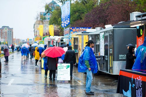 MIKAELA MACKENZIE / WINNIPEG FREE PRESS
Manyfest takes place in the rain in Winnipeg on Saturday, Sept. 8, 2018. 
Winnipeg Free Press 2018.