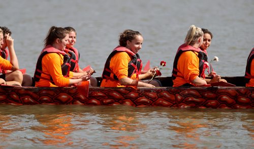 TREVOR HAGAN / WINNIPEG FREE PRESS
Katies Krew, a boat named after Katie Sierhuis, 16, middle, during the flower and pebble ceremony during the CancerCare Manitoba Dragon Boat Festival honouring those who have lost their fight against cancer and those still in treatment, Sunday, September 9, 2018, 2018.