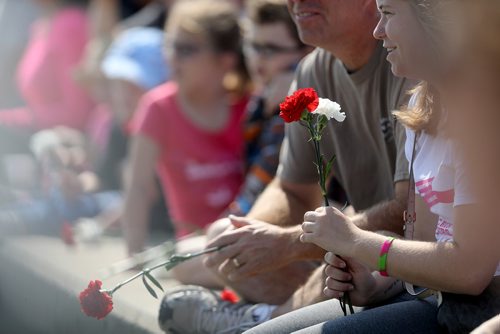 TREVOR HAGAN / WINNIPEG FREE PRESS
A flower and pebble ceremony during the CancerCare Manitoba Dragon Boat Festival honouring those who have lost their fight against cancer and those still in treatment, Sunday, September 9, 2018, 2018.