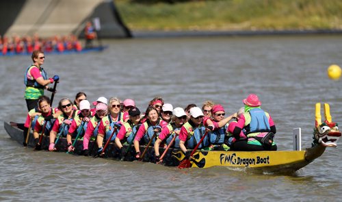 TREVOR HAGAN / WINNIPEG FREE PRESS
Teams participate in the 2018 CancerCare Manitoba Dragon Boat Festival on the Red River, Sunday, September 9, 2018, 2018.