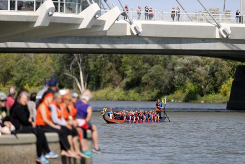 TREVOR HAGAN / WINNIPEG FREE PRESS
Teams participate in the 2018 CancerCare Manitoba Dragon Boat Festival on the Red River, Sunday, September 9, 2018, 2018.