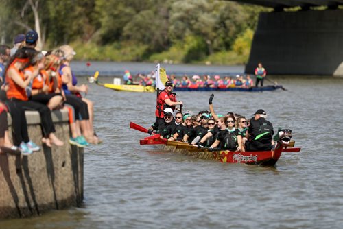 TREVOR HAGAN / WINNIPEG FREE PRESS
Teams participate in the 2018 CancerCare Manitoba Dragon Boat Festival on the Red River, Sunday, September 9, 2018, 2018.