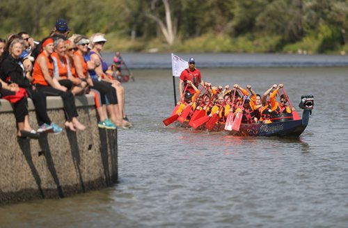 TREVOR HAGAN / WINNIPEG FREE PRESS
Katie's Krew, one of the teams participating in the 2018 CancerCare Manitoba Dragon Boat Festival on the Red River, Sunday, September 9, 2018, 2018.