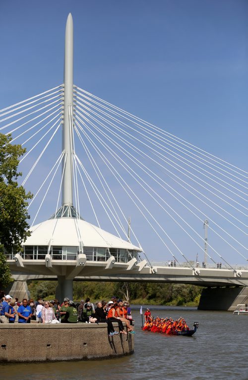 TREVOR HAGAN / WINNIPEG FREE PRESS
Teams participate in the 2018 CancerCare Manitoba Dragon Boat Festival on the Red River, Sunday, September 9, 2018, 2018.