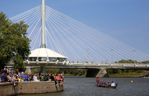 TREVOR HAGAN / WINNIPEG FREE PRESS
Teams participate in the 2018 CancerCare Manitoba Dragon Boat Festival on the Red River, Sunday, September 9, 2018, 2018.