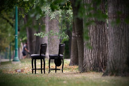 JOHN WOODS / WINNIPEG FREE PRESS
A man cuts his grass while two chairs sit at the side of the road waiting for a new home during another Giveaway Weekend in Winnipeg Sunday, September 9, 2018.