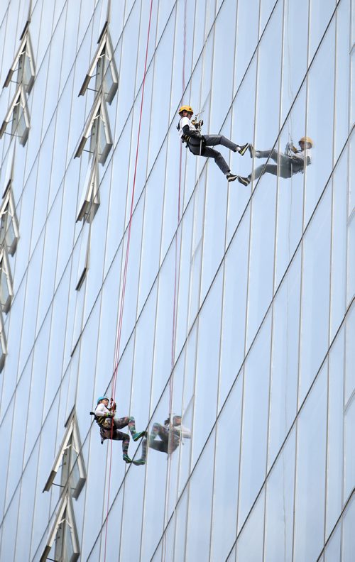 JASON HALSTEAD / WINNIPEG FREE PRESS

L-R: Maria Polischuk and Wayne Newcombe of Payworks and Team Collywobbles rappel down during the 14th Annual Easter Seals Drop Zone, a fundraising event in support of the Society for Manitobans with Disabilities (SMD), at the Manitoba Hydro Building in Downtown Winnipeg on Aug. 28, 2018. (See Social Page)