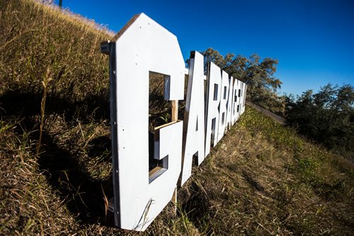 MIKAELA MACKENZIE / WINNIPEG FREE PRESS
A Hollywood-esque sign marks Garbage Hill in Winnipeg on Monday, Sept. 10, 2018. 
Winnipeg Free Press 2018.