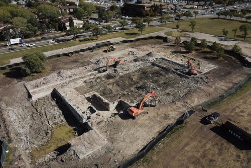 JOHN WOODS / WINNIPEG FREE PRESS
Demolition crews work on Lipsett Hall at Kapyong Barracks Monday, September 10, 2018.