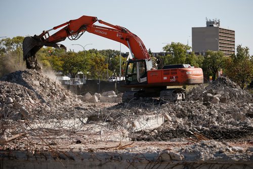 JOHN WOODS / WINNIPEG FREE PRESS
Demolition crews work on Lipsett Hall at Kapyong Barracks Monday, September 10, 2018.