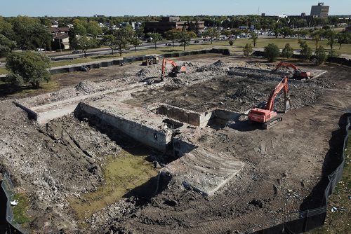 JOHN WOODS / WINNIPEG FREE PRESS
Demolition crews work on Lipsett Hall at Kapyong Barracks Monday, September 10, 2018.