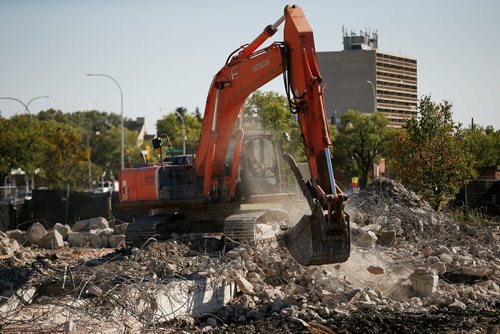 JOHN WOODS / WINNIPEG FREE PRESS
Demolition crews work on Lipsett Hall at Kapyong Barracks Monday, September 10, 2018.