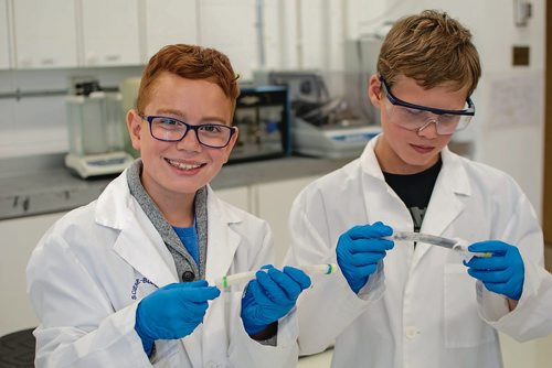 Canstar Community News Aug. 28, 2018 - Grosvenor School students Charlie Buehler and Merrick Williamson look for kale seeds in the experiment that was sent into space earlier this summer. (EVA WASNEY/CANSTAR COMMUNITY NEWS/METRO)