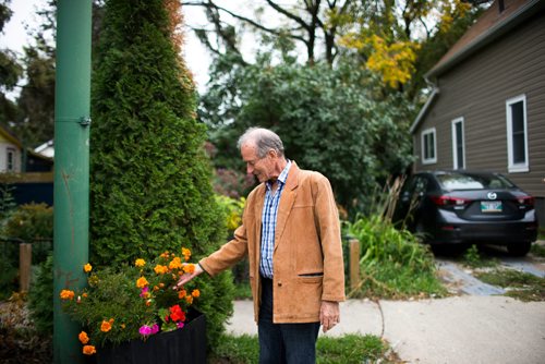MIKAELA MACKENZIE / WINNIPEG FREE PRESS
Sel Burrows admires the flowers in his garden in Point Douglas in Winnipeg on Thursday, Sept. 13, 2018. Some inner-city Winnipeg neighbourhoods have been found to have elevated levels of lead in the soil.
Winnipeg Free Press 2018.