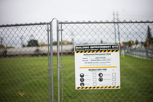 MIKAELA MACKENZIE / WINNIPEG FREE PRESS
The concrete play area is fenced off from the field after the field was found to have more than 1,000 mg/g lead levels in some parts at Weston School in Winnipeg on Thursday, Sept. 13, 2018.  
Winnipeg Free Press 2018.