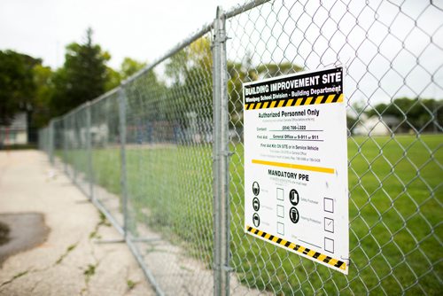 MIKAELA MACKENZIE / WINNIPEG FREE PRESS
The field is fenced off from the concrete play area after the field was found to have more than 1,000 mg/g lead levels in some parts at Weston School in Winnipeg on Thursday, Sept. 13, 2018.  
Winnipeg Free Press 2018.