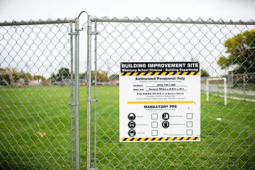 MIKAELA MACKENZIE / WINNIPEG FREE PRESS
The field is fenced off from the concrete play area after the field was found to have more than 1,000 mg/g lead levels in some parts at Weston School in Winnipeg on Thursday, Sept. 13, 2018.  
Winnipeg Free Press 2018.