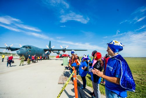 MIKAELA MACKENZIE / WINNIPEG FREE PRESS
Shawn Pfleuger cheers at the sidelines at the United Way plane pull challenge at the Red River College Stevenson Campus in Winnipeg on Friday, Sept. 14, 2018.  
Winnipeg Free Press 2018.