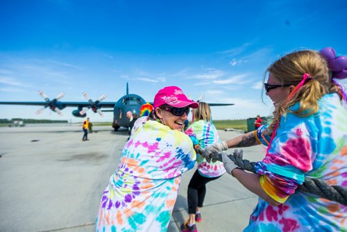 MIKAELA MACKENZIE / WINNIPEG FREE PRESS
Shawna Sajatovic pulls with Indigenous Services Canada at the United Way plane pull challenge at the Red River College Stevenson Campus in Winnipeg on Friday, Sept. 14, 2018.  
Winnipeg Free Press 2018.