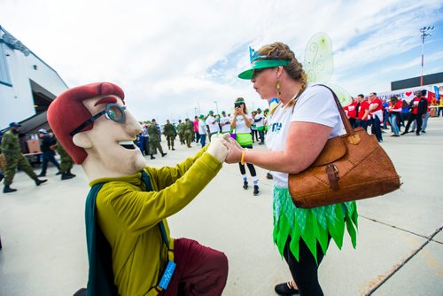 MIKAELA MACKENZIE / WINNIPEG FREE PRESS
Jess Smith gets proposed to by The Unfee mascot at the United Way plane pull challenge at the Red River College Stevenson Campus in Winnipeg on Friday, Sept. 14, 2018.  
Winnipeg Free Press 2018.