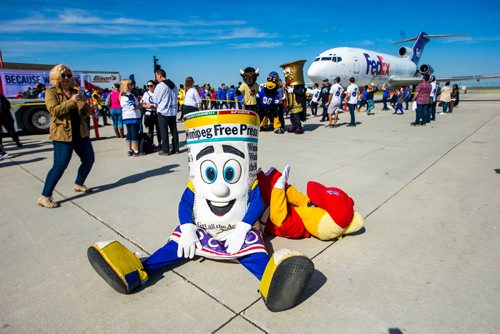 MIKAELA MACKENZIE / WINNIPEG FREE PRESS
Mascots have fun at the United Way plane pull challenge at the Red River College Stevenson Campus in Winnipeg on Friday, Sept. 14, 2018.  
Winnipeg Free Press 2018.